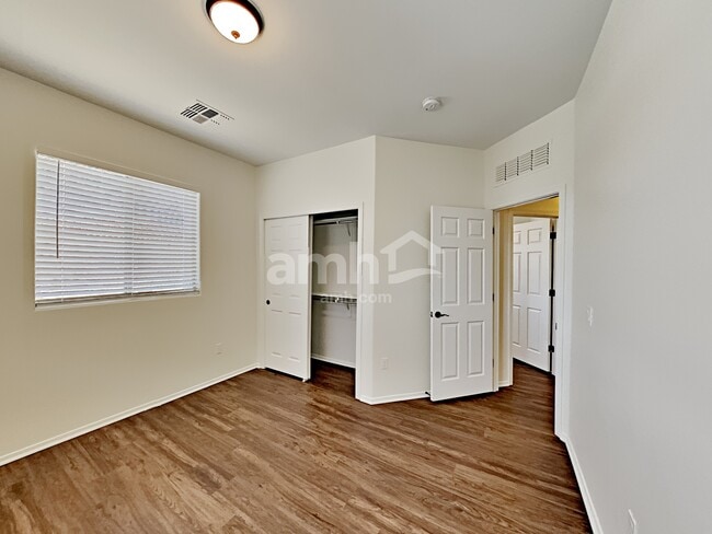 Building Photo - 576 E Calle De Ocaso