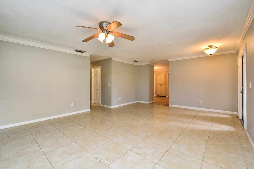 Building Photo - 5595 Sunrise Dr