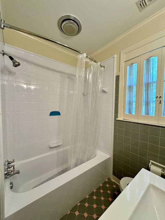 Building Photo - Idyllic Green Hills Home