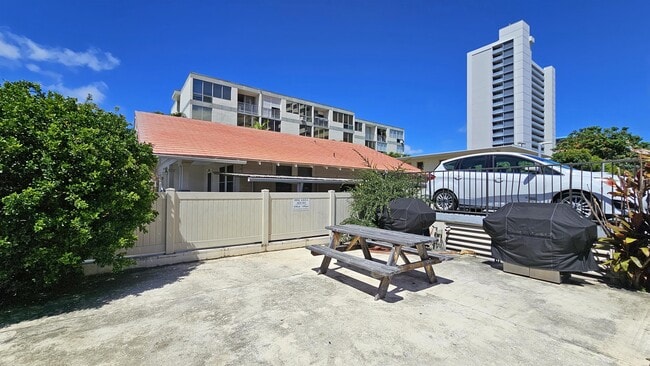 Building Photo - 1571 Piikoi St