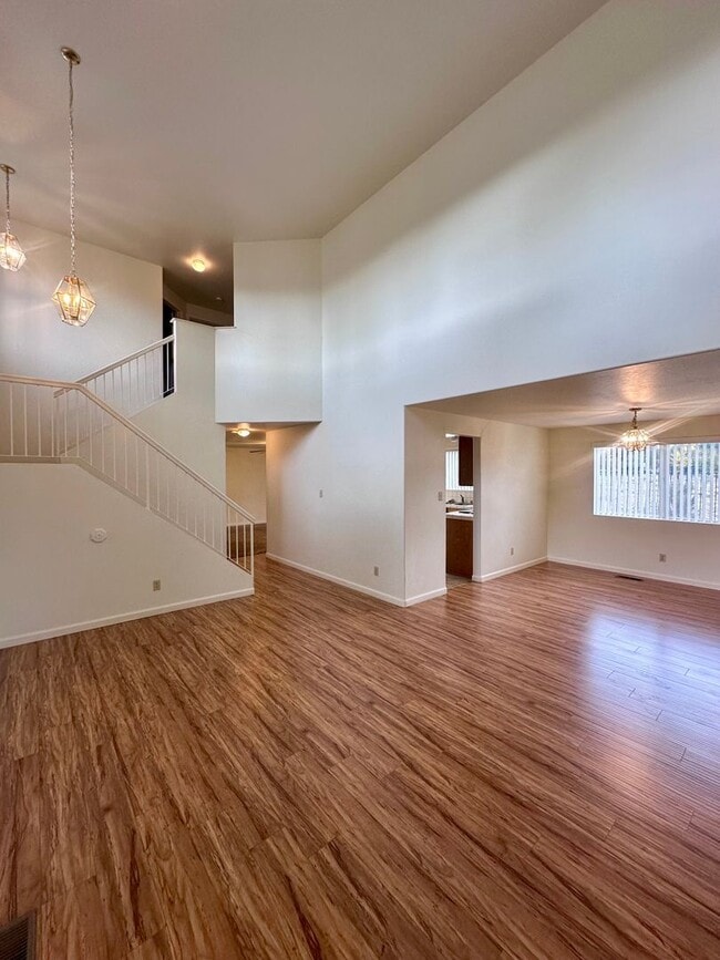 Building Photo - Spacious 3 Bedroom 2.5 Bath Home In NW Ren...