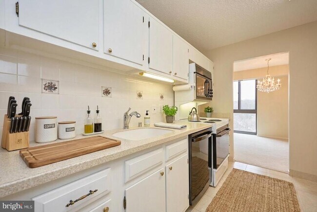 Building Photo - 2300 Pimmit Dr