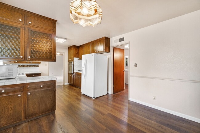 Building Photo - 1564 E Escalon Ave