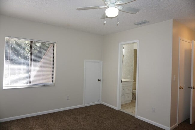 Building Photo - 2 Bedroom, 2 full bath Townhouse Near NAS Jax