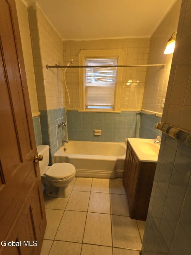 Building Photo - 918 Delamont Ave