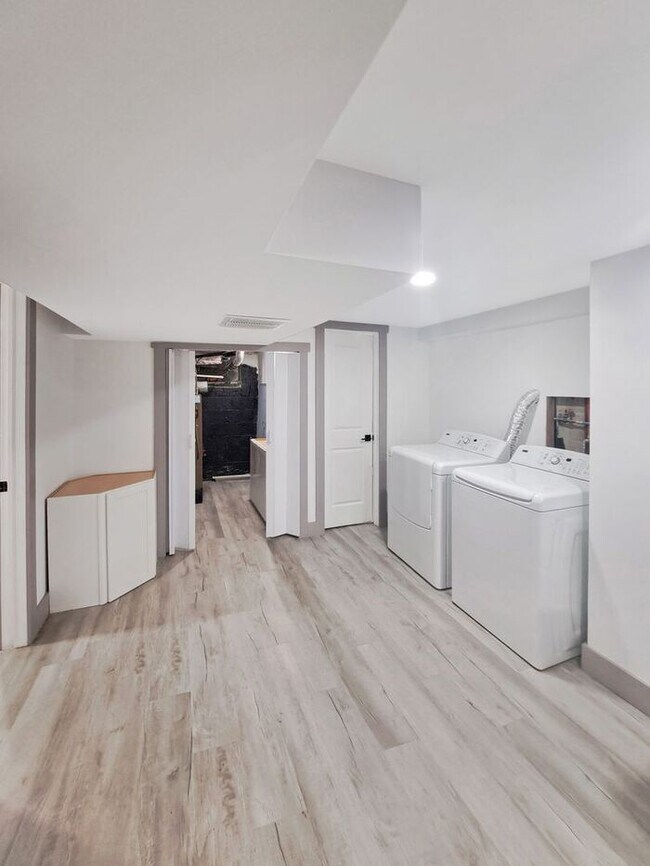 Building Photo - Coming Soon! Mid Century Modern Cape Cod i...