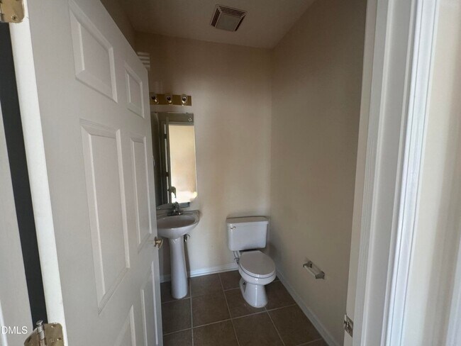 Building Photo - Special Rate! SPACIOUS 1 Bed 1.5 Bath Condo with Sunroom and AMENITIES!!!