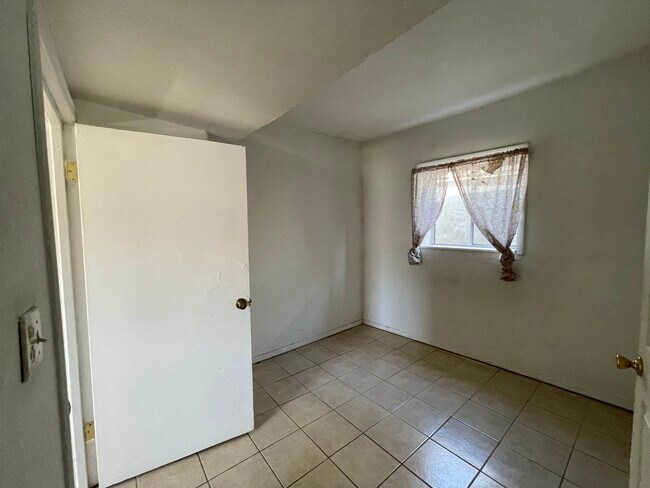 br 1 - 3315 E Missouri Ave