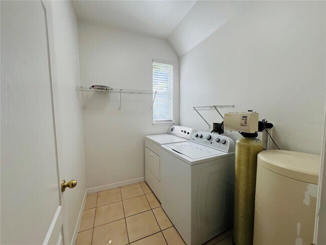Building Photo - 6658 S Goldenrod Rd