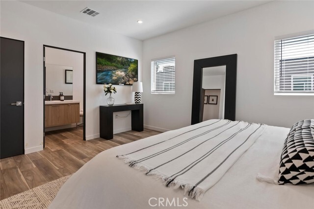 Building Photo - 13538 Vanowen St