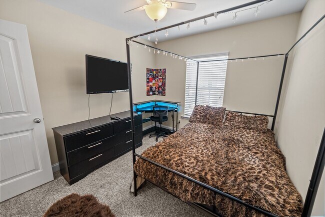 Building Photo - 3 Bedroom Townhome Across from Richmond Hill Golf Club
