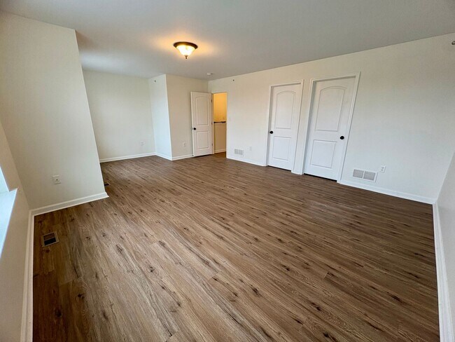 Building Photo - 3 Bedroom 2.5 Bathroom Townhome in Mechanicsburg!