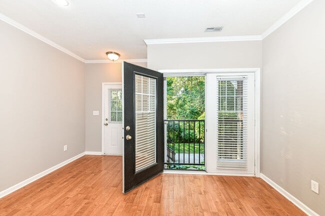 Building Photo - 2 Bed 2 Bath Townhome in Broad Ripple! Nature Trails!