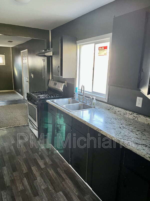 Building Photo - 261 N Kenmore St