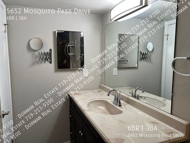 Building Photo - $500 OFF the first month of rent! Modern a...