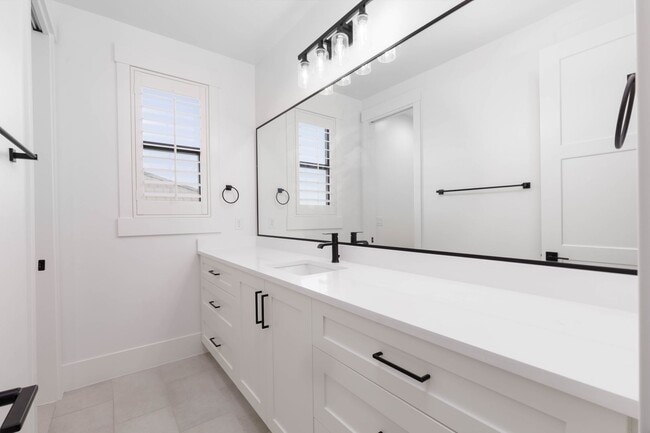 Building Photo - Gorgeous 5 bed 3.5 bath in Desert Canyons