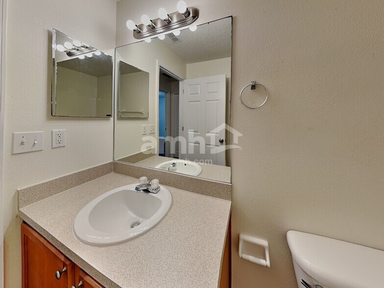 Building Photo - 1145 Bluegrass Dr