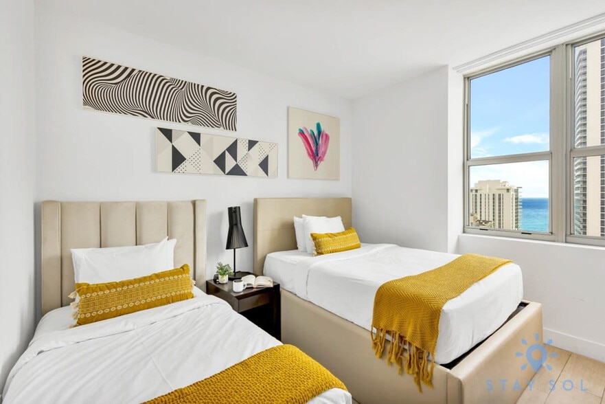 Building Photo - 4010 S Ocean Dr