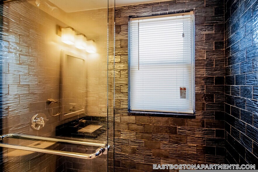 Building Photo - 108 Maverick St