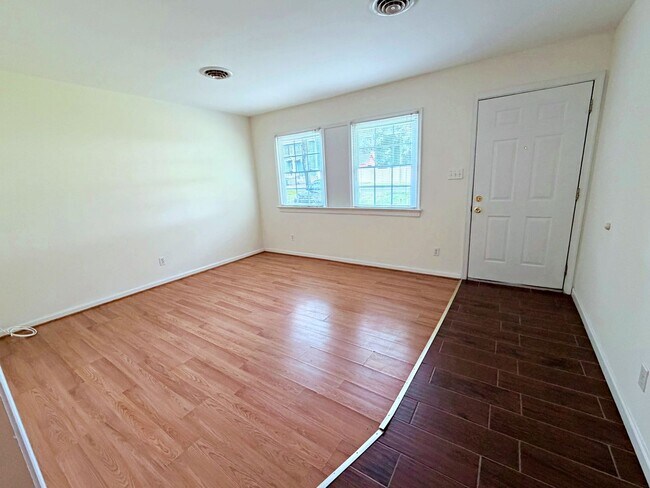 Building Photo - 9625 Shiloh Dr