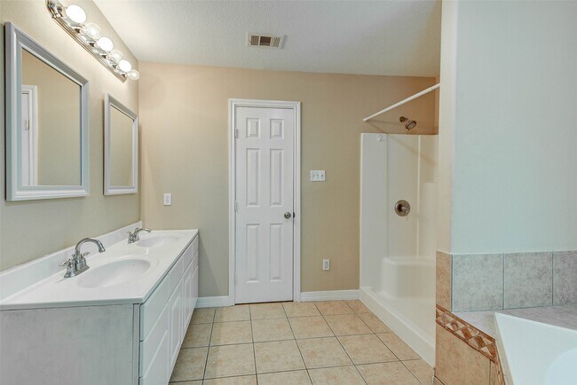Building Photo - 2919 Crest Park Dr