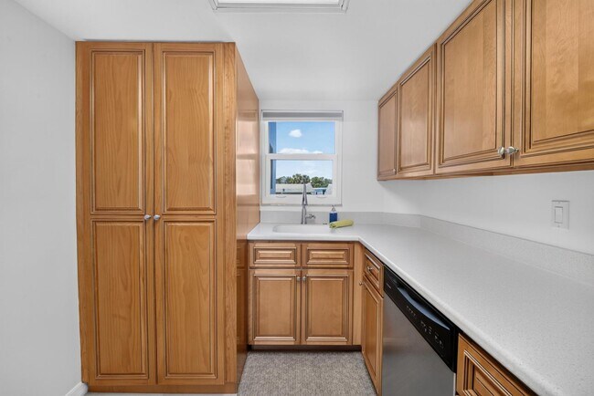 Building Photo - 3131 S Ridgewood Ave