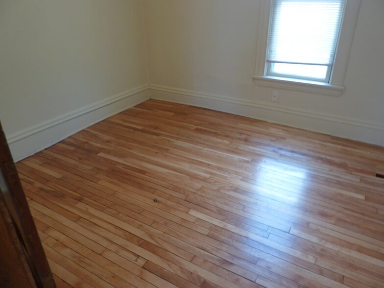 BR - 687 5th St E