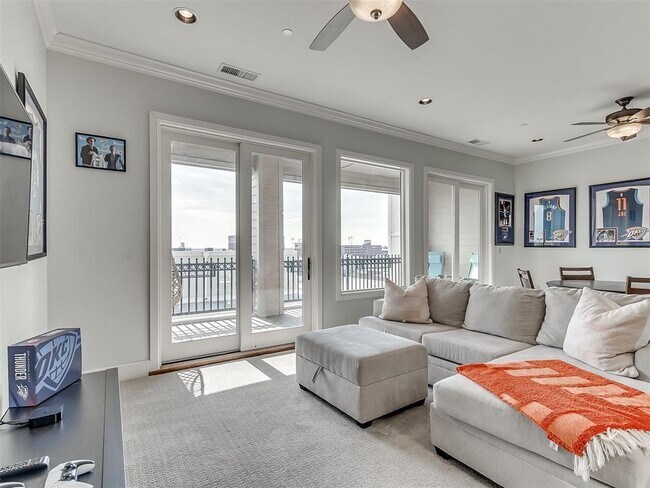 Building Photo - 414 NE 2nd St