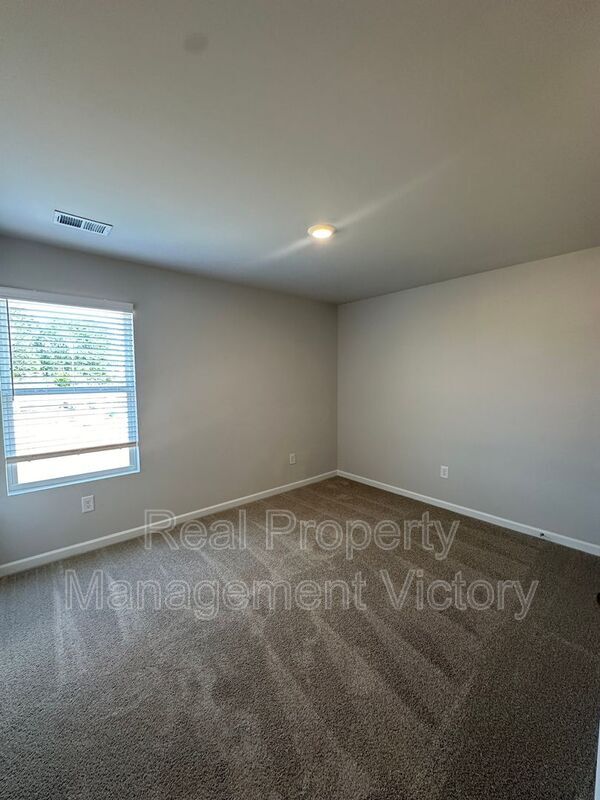 Building Photo - 231 Hill Ln