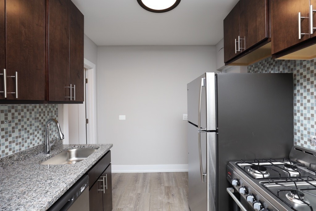 Building Photo - 747 W Cornelia Ave