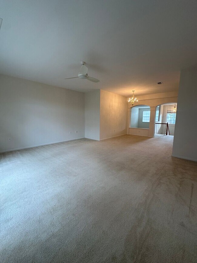 Building Photo - Spacious 2BR/2BA Townhome in Cobblestone F...