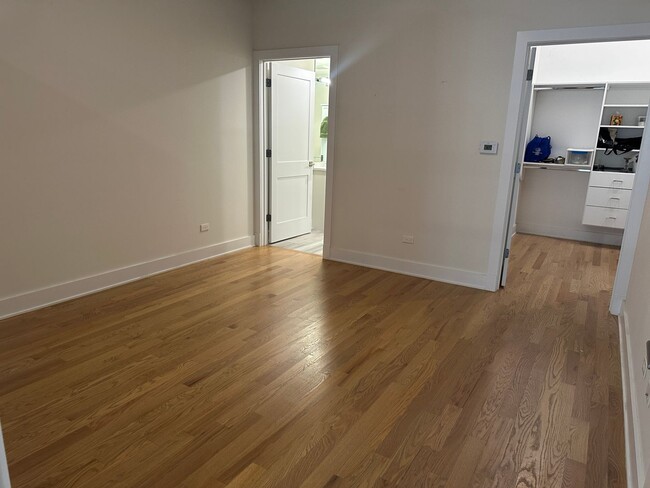 Building Photo - Beautiful 3 Bed 2 Bath Duplex unit in Heart of Lincoln Square