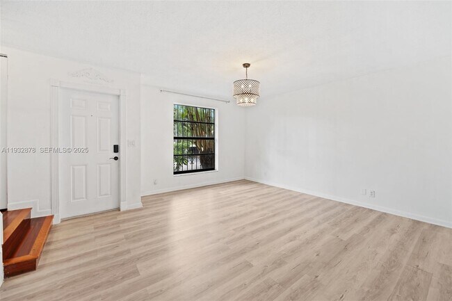 Building Photo - 16681 NE 35th Ave