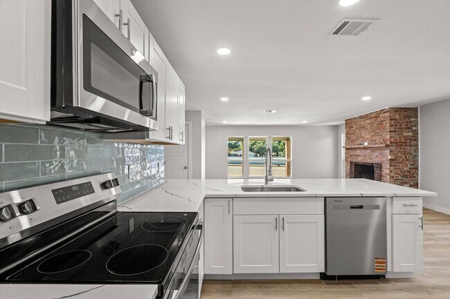 Building Photo - SW Loop 820 - 4304/4306 *Lease Up Only*