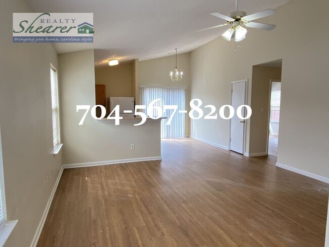 Building Photo - 3 Bed, 2 Bath Ranch in East Charlotte near...
