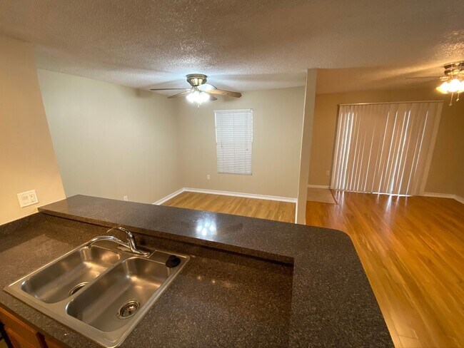 Building Photo - Spacious 1/1 Den with Screened Lanai