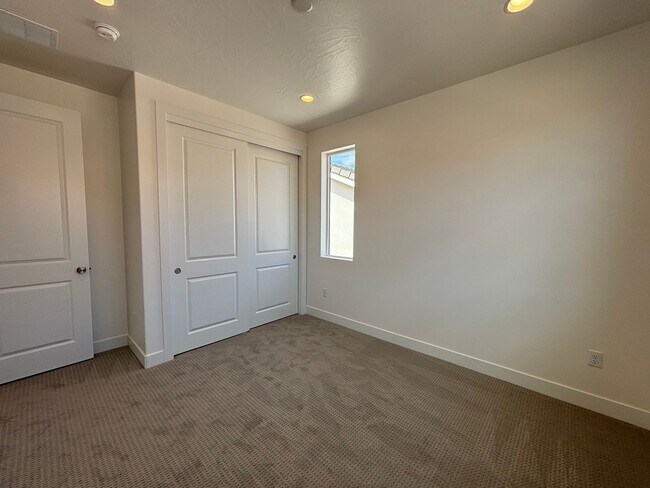 Building Photo - BRAND NEW 4 BEDROOM HOME OR RENT!