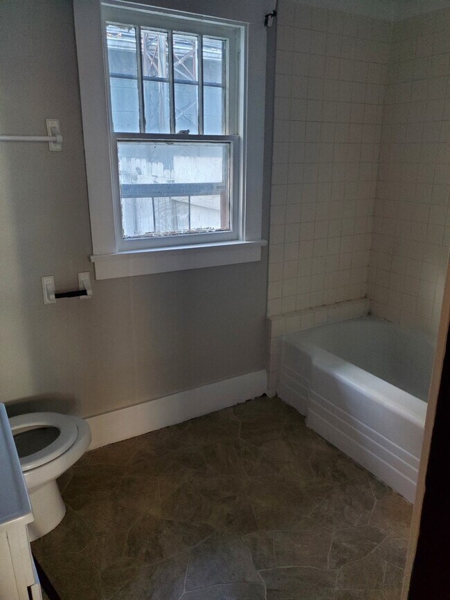 Building Photo - 77 Eldred