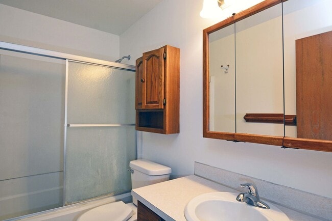 Building Photo - Beautiful 2-Bed 1-Bath Home Available in O...