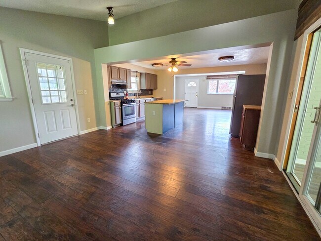 Building Photo - 151 Mahoning Dr