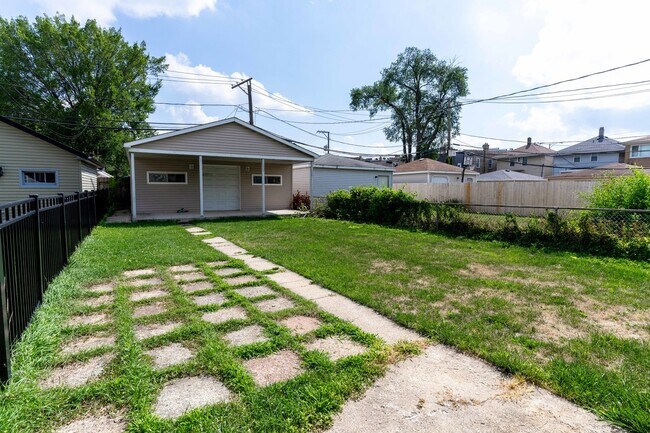 Building Photo - 4717 W Berteau Ave