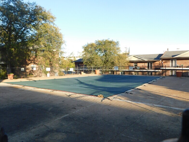 Building Photo - 6910 Colonial Woods Dr