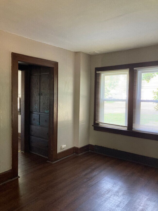 Building Photo - 3 bedroom with a bonus room! Nice enclosed sun porch!