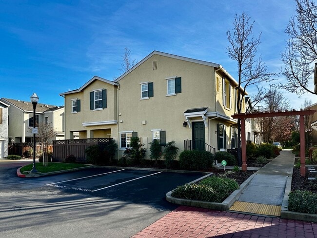 Building Photo - Beautifully Upgraded 3BD/2.5BA Citrus Heights Home with Covered Patio & Modern Amenities!