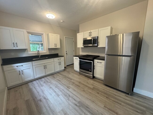 Building Photo - Centrally located 4 bedroom 1 bath