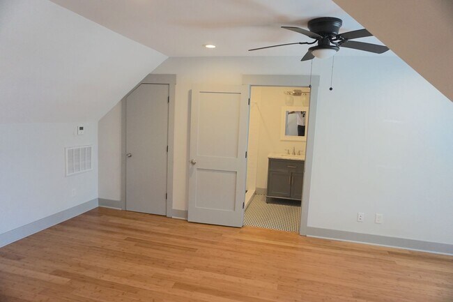 Building Photo - 2 BED | 2 BATH | HISTORIC DISTRICT | GATED BACKYARD WITH PORCH