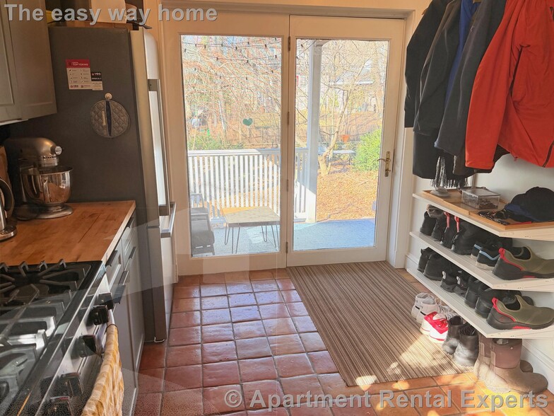 Building Photo - 138 Larch Rd