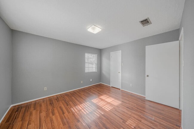 Building Photo - 10910 Vanderford Dr