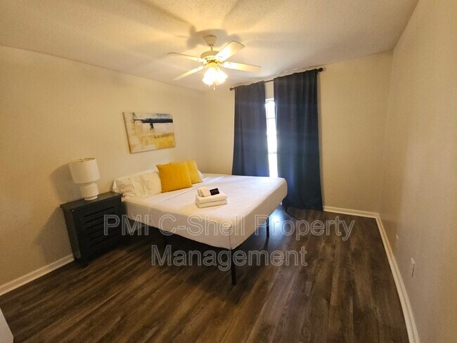 Building Photo - 4625 Tree Line Dr