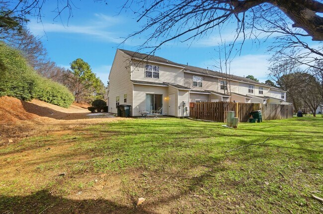 Building Photo - 2 Bedroom End Unit Townhome in University Heights!